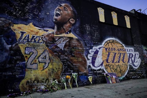 Los Angeles (United States), 27/01/2022.- Flowers are placed next to a mural of former Los Angeles Lakers NBA basketball player Kobe Bryant in Los Angeles, California, USA, 26 January 2022. Bryant and his daughter Giana, along with seven other people, died in a helicopter crash two years ago. (Baloncesto, Estados Unidos) EFE/EPA/CAROLINE BREHMAN