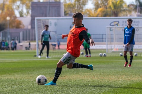 Entrenan en las canchas del Territorio Santos Modelo
