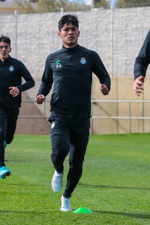 Entrenan en las canchas del Territorio Santos Modelo