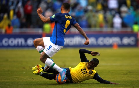 AMDEP5299. QUITO (ECUADOR), 27/01/2022.- Jhegson Méndez de Ecuador disputa el balón con Gabriel Jesús de Brasil hoy, en un partido de las eliminatorias sudamericanas para el Mundial de Catar 2022 entre Ecuador y Brasil en el estadio Rodrigo Paz Delgado en Quito (Ecuador). EFE/Santiago Arcos POOL