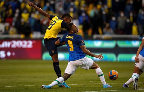 AMDEP5299. QUITO (ECUADOR), 27/01/2022.- Ayrton Preciado de Ecuador disputa el balón con Gabriel Jesús de Brasil hoy, en un partido de las eliminatorias sudamericanas para el Mundial de Catar 2022 entre Ecuador y Brasil en el estadio Rodrigo Paz Delgado en Quito (Ecuador). EFE/Santiago Arcos POOL