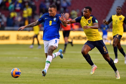 AMDEP5306. QUITO (ECUADOR), 27/01/2022.- Gabriel Jesus (i) de Brasil avanza con el balón bajo la marca del ecuatoriano Romario Caicedo (d), hoy, en un partido de las eliminatorias sudamericanas para el Mundial de Catar 2022 entre Ecuador y Brasil en el estadio Rodrigo Paz Delgado en Quito (Ecuador). EFE/Rodrigo Buendia POOL