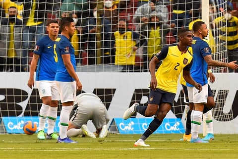 AMDEP5306. QUITO (ECUADOR), 27/01/2022.- Félix Torres (2d) de Ecuador celebra luego de anotar el 1-1, hoy, en un partido de las eliminatorias sudamericanas para el Mundial de Catar 2022 entre Ecuador y Brasil en el estadio Rodrigo Paz Delgado en Quito (Ecuador). EFE/ Rodrigo Buendia POOL