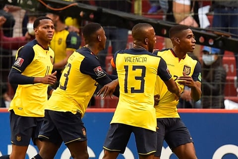AMDEP5306. QUITO (ECUADOR), 27/01/2022.- Félix Torres (d) de Ecuador celebra con sus compañeros luego de anotar el 1-1, hoy, en un partido de las eliminatorias sudamericanas para el Mundial de Catar 2022 entre Ecuador y Brasil en el estadio Rodrigo Paz Delgado en Quito (Ecuador). EFE/ Rodrigo Buendia POOL