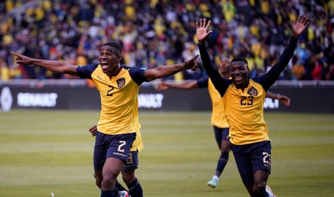 AMDEP5299. QUITO (ECUADOR), 27/01/2022.- Félix Torres(i) de Ecuador celebra un gol con Moisés Caicedo hoy, en un partido de las eliminatorias sudamericanas para el Mundial de Catar 2022 entre Ecuador y Brasil en el estadio Rodrigo Paz Delgado en Quito (Ecuador). EFE/Santiago Arcos POOL