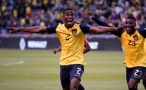 AMDEP5299. QUITO (ECUADOR), 27/01/2022.- Félix Torres (c) de Ecuador celebra un gol hoy, en un partido de las eliminatorias sudamericanas para el Mundial de Catar 2022 entre Ecuador y Brasil en el estadio Rodrigo Paz Delgado en Quito (Ecuador). EFE/Santiago Arcos POOL