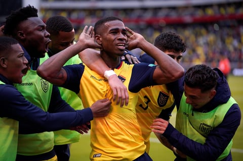 AMDEP5299. QUITO (ECUADOR), 27/01/2022.- Félix Torres (c) de Ecuador celebra un gol con sus compañeros hoy, en un partido de las eliminatorias sudamericanas para el Mundial de Catar 2022 entre Ecuador y Brasil en el estadio Rodrigo Paz Delgado en Quito (Ecuador). EFE/Santiago Arcos POOL