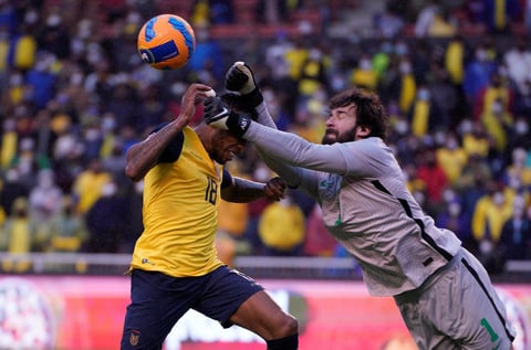 AMDEP5299. QUITO (ECUADOR), 27/01/2022.- Ayrton Preciado (i) de Ecuador disputa el balón con Alisson de Brasil hoy, en un partido de las eliminatorias sudamericanas para el Mundial de Catar 2022 entre Ecuador y Brasil en el estadio Rodrigo Paz Delgado en Quito (Ecuador). EFE/Santiago Arcos POOL