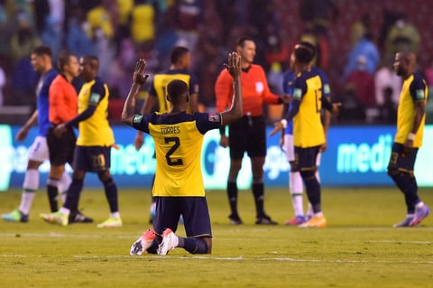 AMDEP5306. QUITO (ECUADOR), 27/01/2022.- Félix Torres de Ecuador reza hoy, al final de un partido de las eliminatorias sudamericanas para el Mundial de Catar 2022 entre Ecuador y Brasil en el estadio Rodrigo Paz Delgado en Quito (Ecuador). EFE/ Rodrigo Buendia POOL