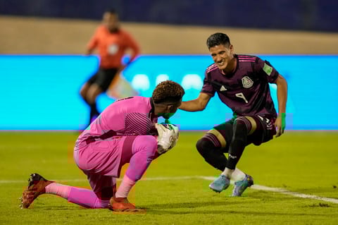 El arquero jamaiquino Andre Blake tapa un disparo del mexicano Carlos Antuna en un partido de la eliminatoria mundialista, realizado el jueves 27 de enero de 2022, en Kingston (AP Foto/Ramon Espinosa)