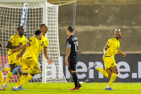 Daniel Johnson, de la selección de Jamaica, festeja tras anotar ante México en un duelo de la eliminatoria mundialista, disputado en Kingston el jueves 27 de enero de 2022 (AP Foto/Ramón Espinosa)