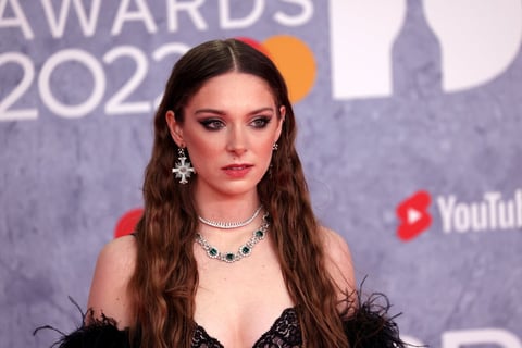 London (United Kingdom), 08/02/2022.- Holly Humberstone arrives for the 42nd Brit Awards ceremony at The O2 Arena in London, Britain, 08 February 2022. The annual pop music awards are presented by the British Phonographic Industry (BPI). (Reino Unido, Londres) EFE/EPA/VICKIE FLORES