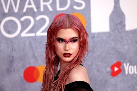 London (United Kingdom), 08/02/2022.- Abby Roberts arrives for the 42nd Brit Awards ceremony at The O2 Arena in London, Britain, 08 February 2022. The annual pop music awards are presented by the British Phonographic Industry (BPI). (Reino Unido, Londres) EFE/EPA/VICKIE FLORES