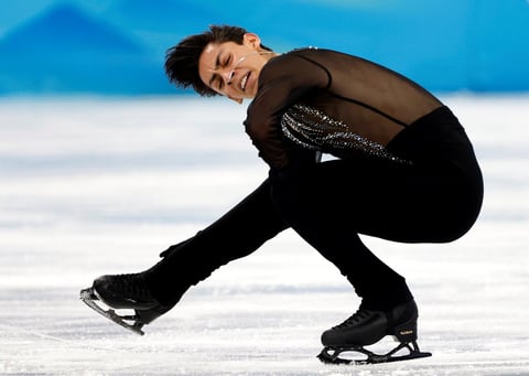 -FOTODELDIA- EA4163. BEIJING (CHINA), 09/02/2022.- El mexicano Donovan Carrillo realiza su programa hoy, durante la prueba de patinaje libre masculino de los eventos de patinaje artístico en los Juegos Olímpicos de Beijing 2022, en Beijing (China). EFE/ How Hwee Young