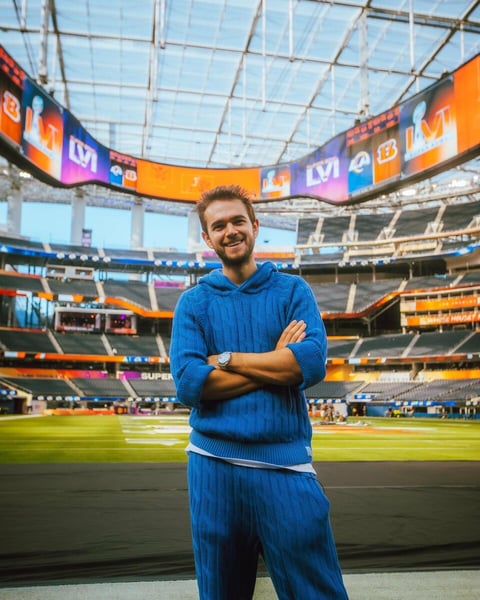 Las estrellas también están en el SoFi Stadium apoyando a su equipo favorito
