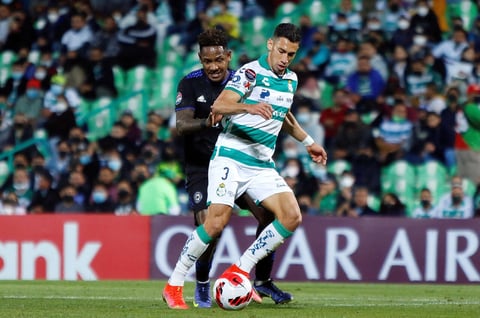 MEX5354. TORREÓN (MÉXICO), 15/02/2022.- Ismael Govea (d) del Santos Laguna disputa hoy el balón con Romell Quioto del CF Montréal, durante un juego correspondiente a los octavos de final de la Liga de Campeones de la Concacaf 2022, en el estadio Corona de la ciudad de Torreón, estado de Coahuila (México). EFE/Víctor Cruz