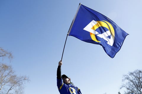 Los Angeles (United States), 16/02/2022.- A Los Angeles Rams fan waves an LA Rams flag before the start of the NFL Super Bowl Champion parade in Los Angeles, California, USA, 16 February 2022. The Los Angeles Rams defeated the Cincinnati Bengals to win Super Bowl LVI. (Estados Unidos) EFE/EPA/CAROLINE BREHMAN