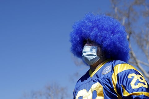 Los Angeles (United States), 16/02/2022.- A Los Angeles Rams fan watches on the big screen the start of the NFL Super Bowl Champion parade in Los Angeles, California, USA, 16 February 2022. The Los Angeles Rams defeated the Cincinnati Bengals to win Super Bowl LVI. (Estados Unidos) EFE/EPA/CAROLINE BREHMAN