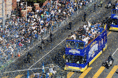 Los Angeles (United States), 16/02/2022.- Confetti falls as Los Angeles Rams fans cheer on their team during the NFL Super Bowl Champion parade in Los Angeles, California, USA, 16 February 2022. The Los Angeles Rams defeated the Cincinnati Bengals to win Super Bowl LVI. (Estados Unidos) EFE/EPA/ETIENNE LAURENT