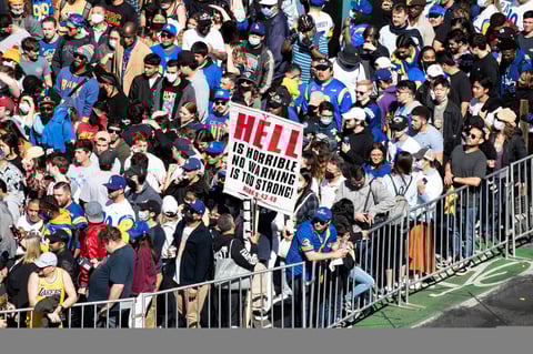 Los Angeles (United States), 16/02/2022.- Los Angeles Rams fans cheer on their team as a person holds up a biblical verse during the NFL Super Bowl Champion parade in Los Angeles, California, USA, 16 February 2022. The Los Angeles Rams defeated the Cincinnati Bengals to win Super Bowl LVI. (Estados Unidos) EFE/EPA/ETIENNE LAURENT
