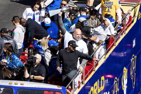 Los Angeles (United States), 16/02/2022.- Los Angeles Rams offensive tackle Andrew Whitworth (C) holds up the Super Bowl Lombardi trophy as Los Angeles quarterback Matthew Stafford (Center-bottom) acknowledges fans during the NFL Super Bowl Champion parade in Los Angeles, California, USA, 16 February 2022. The Los Angeles Rams defeated the Cincinnati Bengals to win Super Bowl LVI. (Estados Unidos) EFE/EPA/ETIENNE LAURENT