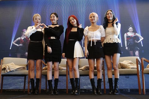 MEX5489. CIUDAD DE MÉXICO (MÉXICO), 17/02/2022.- Las integrantes de la agrupación surcoreana de K-pop Momoland posan hoy, durante una rueda de prensa en Ciudad de México. Las integrantes de la banda surcoreana Momoland, Ahin, Jane, Nancy, JooE, Na-yun y Hye-Bin, han traído a la Ciudad de México todo el poder femenino del k-pop para promocionar su nueva música, convivir con sus fans y conocer más sobre la cultura mexicana, de la que consideran, tienen algunas cosas en común. EFE/José Méndez