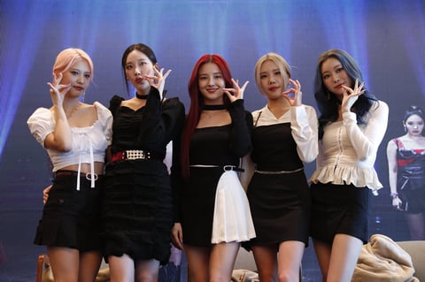 MEX5489. CIUDAD DE MÉXICO (MÉXICO), 17/02/2022.- Las integrantes de la agrupación surcoreana de K-pop Momoland posan hoy, durante una rueda de prensa en Ciudad de México. Las integrantes de la banda surcoreana Momoland, Ahin, Jane, Nancy, JooE, Na-yun y Hye-Bin, han traído a la Ciudad de México todo el poder femenino del k-pop para promocionar su nueva música, convivir con sus fans y conocer más sobre la cultura mexicana, de la que consideran, tienen algunas cosas en común. EFE/José Méndez