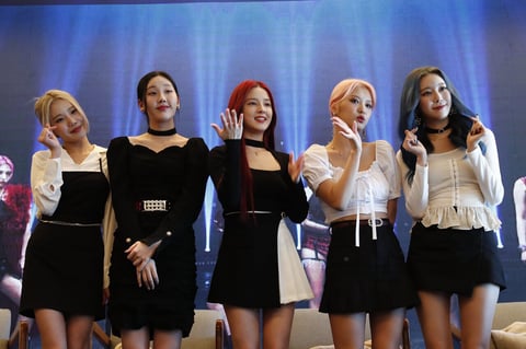 MEX5489. CIUDAD DE MÉXICO (MÉXICO), 17/02/2022.- Las integrantes de la agrupación surcoreana de K-pop Momoland posan hoy, durante una rueda de prensa en Ciudad de México. Las integrantes de la banda surcoreana Momoland, Ahin, Jane, Nancy, JooE, Na-yun y Hye-Bin, han traído a la Ciudad de México todo el poder femenino del k-pop para promocionar su nueva música, convivir con sus fans y conocer más sobre la cultura mexicana, de la que consideran, tienen algunas cosas en común. EFE/José Méndez