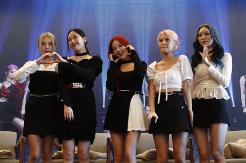 MEX5489. CIUDAD DE MÉXICO (MÉXICO), 17/02/2022.- Las integrantes de la agrupación surcoreana de K-pop Momoland posan hoy, durante una rueda de prensa en Ciudad de México. Las integrantes de la banda surcoreana Momoland, Ahin, Jane, Nancy, JooE, Na-yun y Hye-Bin, han traído a la Ciudad de México todo el poder femenino del k-pop para promocionar su nueva música, convivir con sus fans y conocer más sobre la cultura mexicana, de la que consideran, tienen algunas cosas en común. EFE/José Méndez