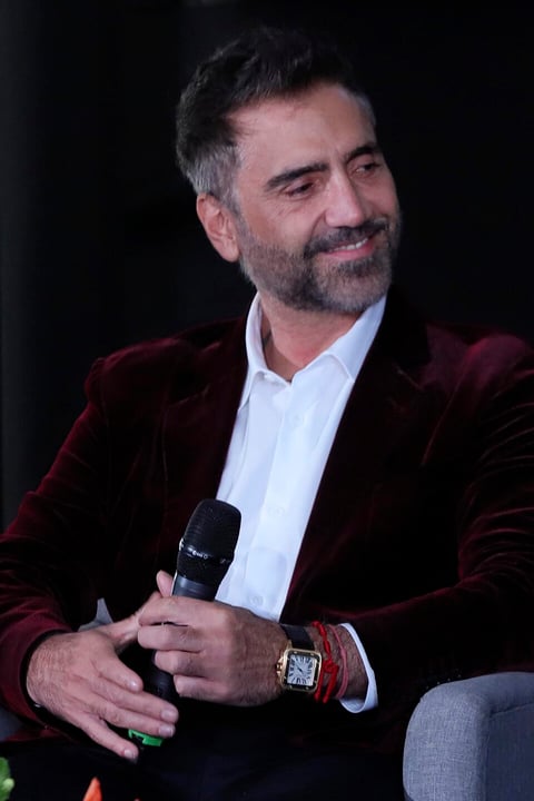 Aseguran que el cantante Alejandro Fernández se retiró las bolsas debajo de los ojos y que también se habría reducido la papada.