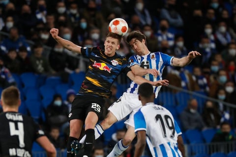 SAN SEBASTIÁN, 24/02/2022.- El centrocampista del Leipzig, Dani Olmo (i), disputa un balón con Aritz Elustondo (d), defensa de la Real Sociedad, durante el partido de dieciseisavos de Liga Europa que disputan Real Sociedad y RB Leipzig, este jueves en el estadio Reale Arena de San Sebastián. EFE/ Javier Etxezarreta