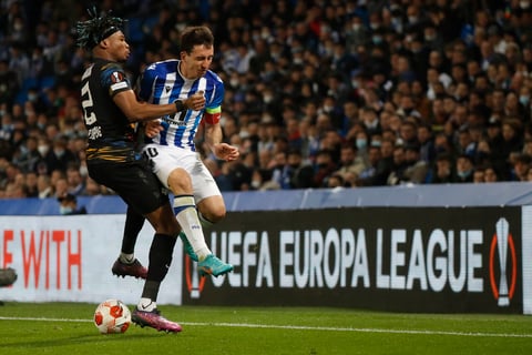 SAN SEBASTIÁN, 24/02/2022.- El defensa francés del Leipzig, Mohamed Simakan (i), disputa un balón con Mikel Oyarzabal (d), delantero de la Real Sociedad, durante el partido de dieciseisavos de Liga Europa que disputan Real Sociedad y RB Leipzig, este jueves en el estadio Reale Arena de San Sebastián. EFE/ Javier Etxezarreta