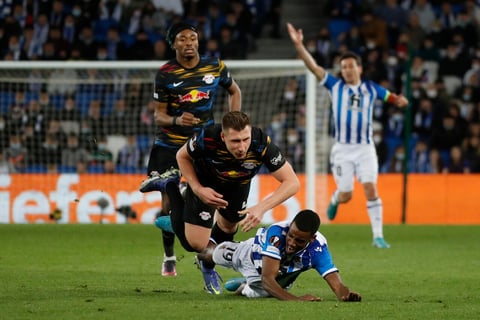 SAN SEBASTIÁN, 24/02/2022.- El defensa húngaro-alemán del Leipzig, Willi Orban (i), disputa un balón con Alexander Isak (d), delantero sueco de la Real Sociedad, durante el partido de dieciseisavos de Liga Europa que disputan Real Sociedad y RB Leipzig, este jueves en el estadio Reale Arena de San Sebastián. EFE/ Javier Etxezarreta