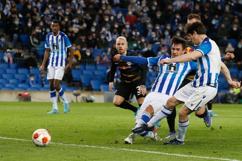 SAN SEBASTIÁN, 24/02/2022.- El centrocampista de la Real Sociedad Martín Zubimendi (c) marca el 1-2 durante el partido de dieciseisavos de Liga Europa que disputan Real Sociedad y RB Leipzig, este jueves en el estadio Reale Arena de San Sebastián. EFE/ Javier Etxezarreta