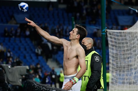 SAN SEBASTIÁN, 24/02/2022.- El delantero de la Real Sociedad Mikel Oyarzabal, tras el partido de dieciseisavos de Liga Europa que disputan Real Sociedad y RB Leipzig, este jueves en el estadio Reale Arena de San Sebastián. EFE/ Javier Etxezarreta