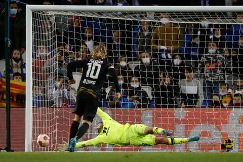 SAN SEBASTIÁN, 24/02/2022.- El centrocampista sueco del Leipzig, Emil Forsberg (i), marca el 1-3 durante el partido de dieciseisavos de Liga Europa que disputan Real Sociedad y RB Leipzig, este jueves en el estadio Reale Arena de San Sebastián. EFE/ Javier Etxezarreta