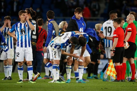 SAN SEBASTIÁN, 24/02/2022.- Los jugadores de la Real Sociedad lamentan la derrota tras el partido de dieciseisavos de Liga Europa que disputan Real Sociedad y RB Leipzig, este jueves en el estadio Reale Arena de San Sebastián. EFE/ Javier Etxezarreta