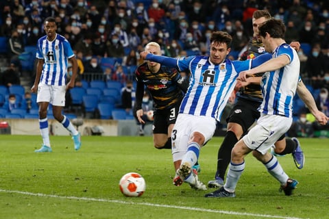 SAN SEBASTIÁN, 24/02/2022.- El centrocampista de la Real Sociedad Martín Zubimendi marca el 1-2 durante el partido de dieciseisavos de Liga Europa que disputan Real Sociedad y RB Leipzig, este jueves en el estadio Reale Arena de San Sebastián. EFE/ Javier Etxezarreta