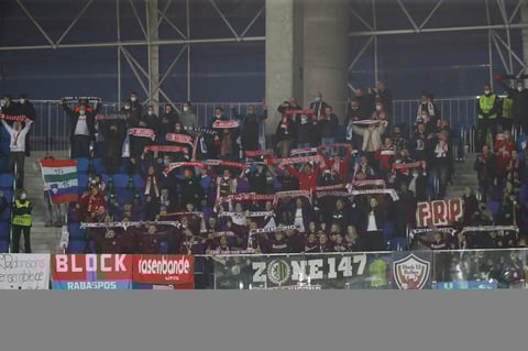 SAN SEBASTIÁN, 24/02/2022.- Aficionados del Leipzg celebran la victoria ante la Real Sociedad, tras el partido de dieciseisavos de Liga Europa disputado este jueves en el estadio Reale Arena, en San Sebastián. EFE/Javier Etxezarreta