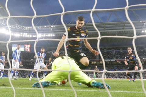 SAN SEBASTIÁN, 24/02/2022.- El portero australiano de la Real Sociedad Mathew Ryan detiene un lanzamiento de penalty del defensa croata del RB Leipzig Joško Gvardiol durante el partido de dieciseisavos de Liga Europa que disputan Real Sociedad y RB Leipzig, este jueves en el estadio Reale Arena de San Sebastián. EFE/ Javier Etxezarreta