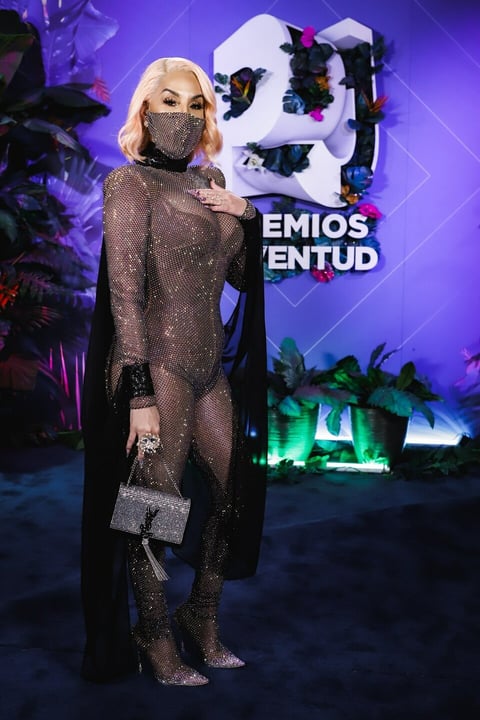 USA3426. MIAMI (FL, EEUU), 13/08/2020.- Fotografía cedida por Univision donde aparece la cantante puertorriqueña Ivy Queen a su llegada a la alfombra azul de los Premios Juventud celebrados este jueves en el Seminole Hard Rock Hotel and Casino en Miami, Florida. Univision logró organizar con éxito la edición de 2020 de sus Premios Juventud, en los que Bad Bunny se erigió como el mayor ganador con ocho galardones a pesar de las fuertes restricciones por la pandemia del coronavirus, que incluyeron hacer un espectáculo con números musicales sin audiencia. EFE/Univision /SOLO USO EDITORIAL /NO VENTAS