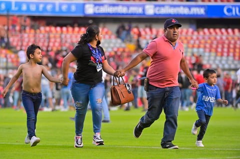 MEX7385. QUERÉTARO (MÉXICO), 05/03/2022.- Aficionados del Querétaro y aficionados del Atlas originaron un conato de pelea que terminó invadiendo la cancha, durante un juego correspondiente a la jornada 9 del Torneo Clausura 2022 de la Liga MX del fútbol mexicano en el estadio Corregidora de la ciudad de Querétaro (México). EFE/Sebastián Laureano Miranda