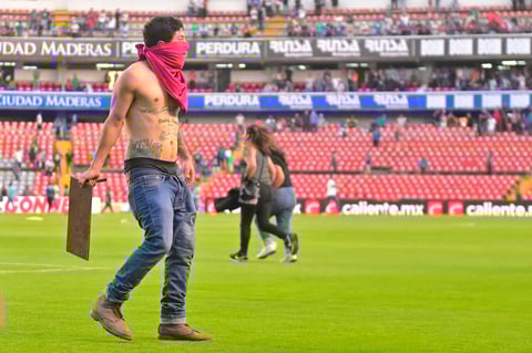 MEX7385. QUERÉTARO (MÉXICO), 05/03/2022.- Aficionados del Querétaro y aficionados del Atlas originaron un conato de pelea que terminó invadiendo la cancha, durante un juego correspondiente a la jornada 9 del Torneo Clausura 2022 de la Liga MX del fútbol mexicano en el estadio Corregidora de la ciudad de Querétaro (México). EFE/Sebastián Laureano Miranda