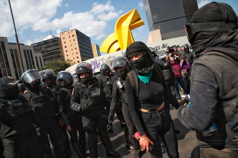 EUM20220307NAC16.JPG 
CIUDAD DE MÉXICO, International Women's Day/Día Internacional de la Mujer-Protesta.- Contingentes de mujeres encapuchadas y de policías de la Ciudad de México chocaron en las inmediaciones de El Caballito, durante de la marcha que tuvo lugar hacia el Zócalo con motivo del Día Internacional de la Mujer este 8 de marzo de 2022. Foto: Agencia EL UNIVERSAL/Fernanda Rojas/AFBV