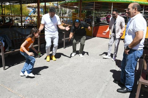 Sorprenden a Cynthia Campos con divertida tarde en la Alameda Zaragoza