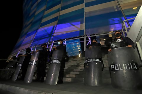 MEX8497.PUEBLA (MÉXICO), 18/03/2022.- Policías vigilan hoy los accesos al Estadio Cuauhtémoc previo al partido entre Puebla y Santos correspondiente a la jornada 11 del torneo Clausura 2022 de la Liga MX, en Puebla (México). EFE/Hilda Ríos