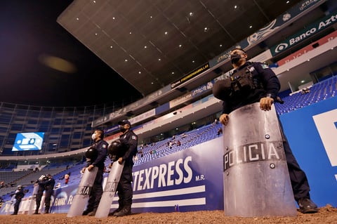MEX8497.PUEBLA (MÉXICO), 18/03/2022.- Policías vigilan hoy las tribunas del Estadio Cuauhtémoc previo al partido entre Puebla y Santos correspondiente a la jornada 11 del torneo Clausura 2022 de la Liga MX, en Puebla (México). EFE/Hilda Ríos