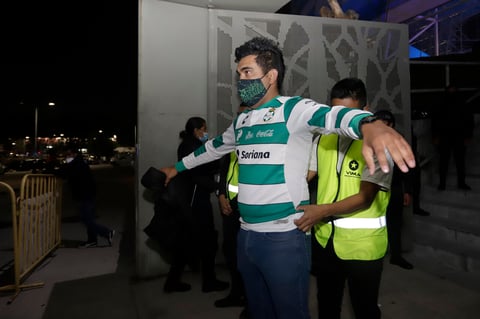 MEX8497.PUEBLA (MÉXICO), 18/03/2022.- Personal de seguridad requisa hoy a los aficionados que acceden al Estadio Cuauhtémoc, previo al partido entre Puebla y Santos Laguna correspondiente a la jornada 11 del torneo Clausura 2022 de la Liga MX, en Puebla (México). EFE/Hilda Ríos