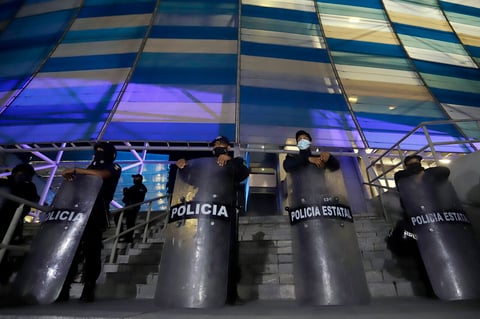 MEX8497.PUEBLA (MÉXICO), 18/03/2022.- Policías vigilan hoy los accesos al Estadio Cuauhtémoc previo al partido entre Puebla y Santos correspondiente a la jornada 11 del torneo Clausura 2022 de la Liga MX, en Puebla (México). EFE/Hilda Ríos