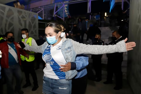 MEX8497.PUEBLA (MÉXICO), 18/03/2022.- Personal de seguridad requisa hoy a los aficionados que acceden al Estadio Cuauhtémoc, previo al partido entre Puebla y Santos correspondiente a la jornada 11 del torneo Clausura 2022 de la Liga MX, en Puebla (México). EFE/Hilda Ríos
